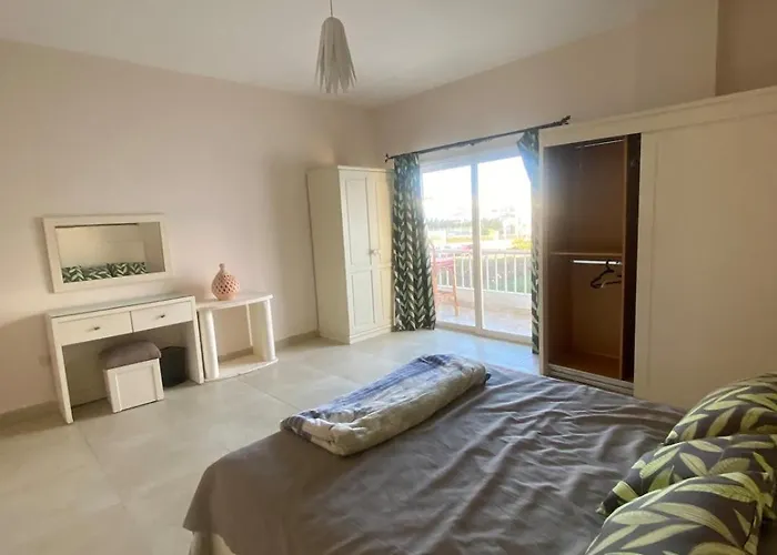 Spacious 2br Pool-view In Hadaba