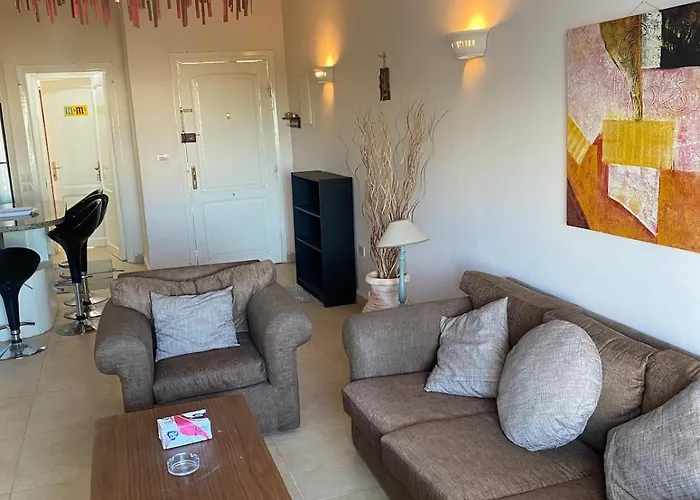 Apartamento Spacious 2br Pool-view In Hadaba